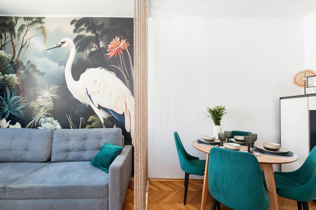 un soggiorno con un divano blu e un tavolo di Vistula River Apartment a Cracovia