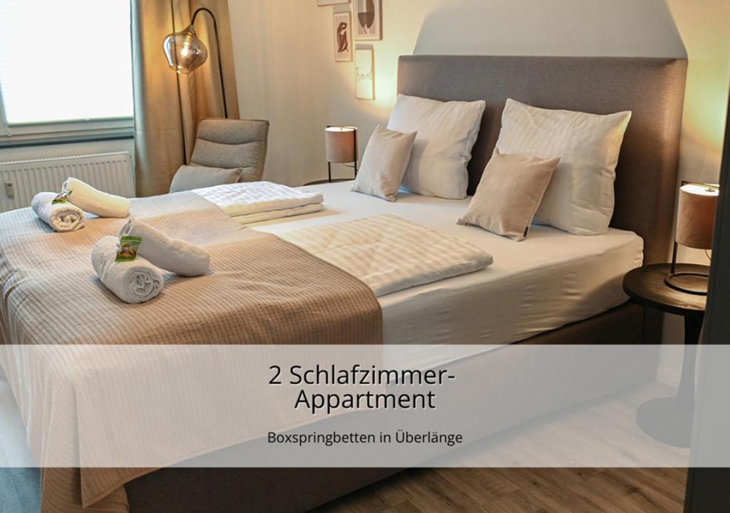 een foto van een hotelkamer met een bed bij stays4you - zentrale Lage, Uninähe, extralange Betten in Kassel