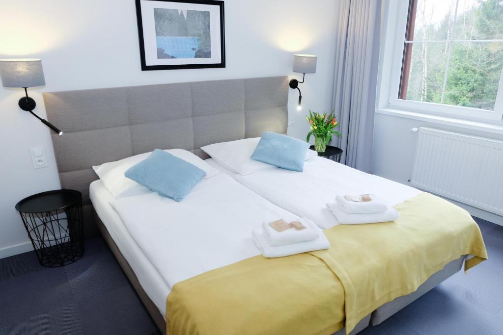 Postel nebo postele na pokoji v ubytování Hotel Rezydencja AS & Spa-Najwyżej w Karpaczu