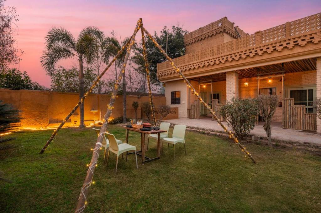 patio con mesa y sillas en Chahal Tree Farm House - 20 min Ride from Golden Temple en Amritsar