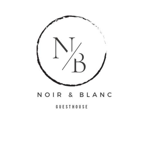 a logo with the letters nnor and blanc in a circle at Noir & Blanc in Parys