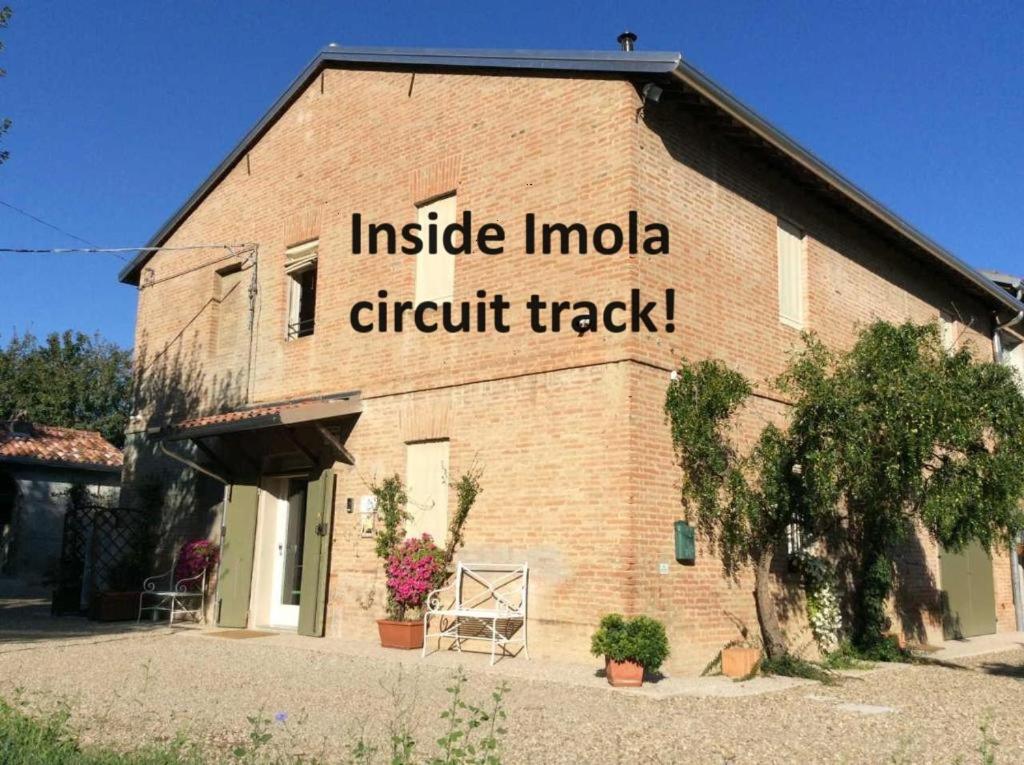 um edifício de tijolos com uma placa na lateral em Agriturismo "La Fondazza" em Imola