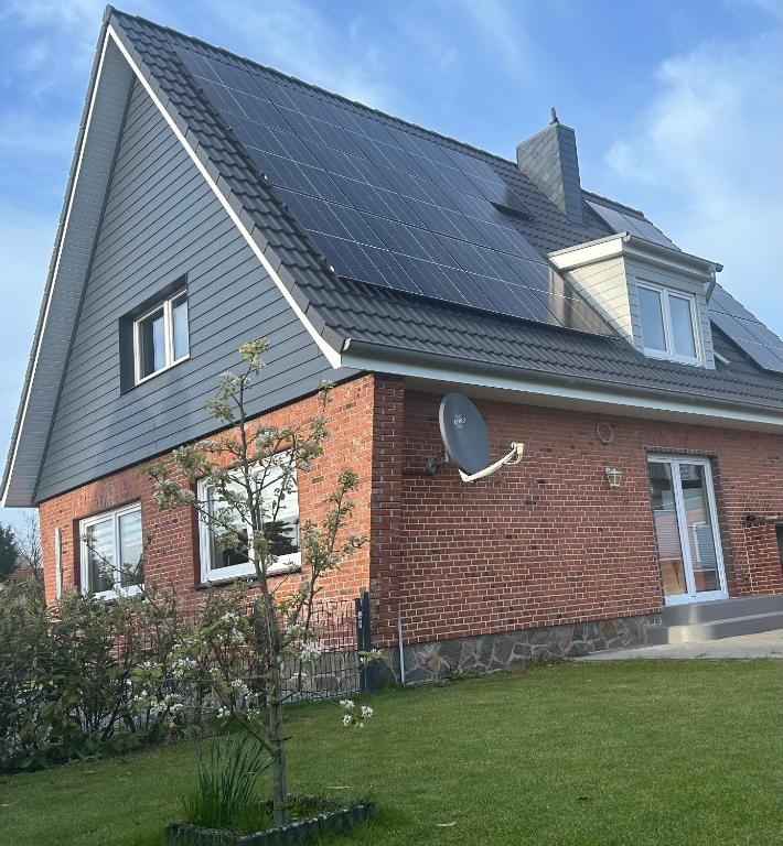 a house with solar panels on the roof at Ferienhaus Paulsen in Breklum