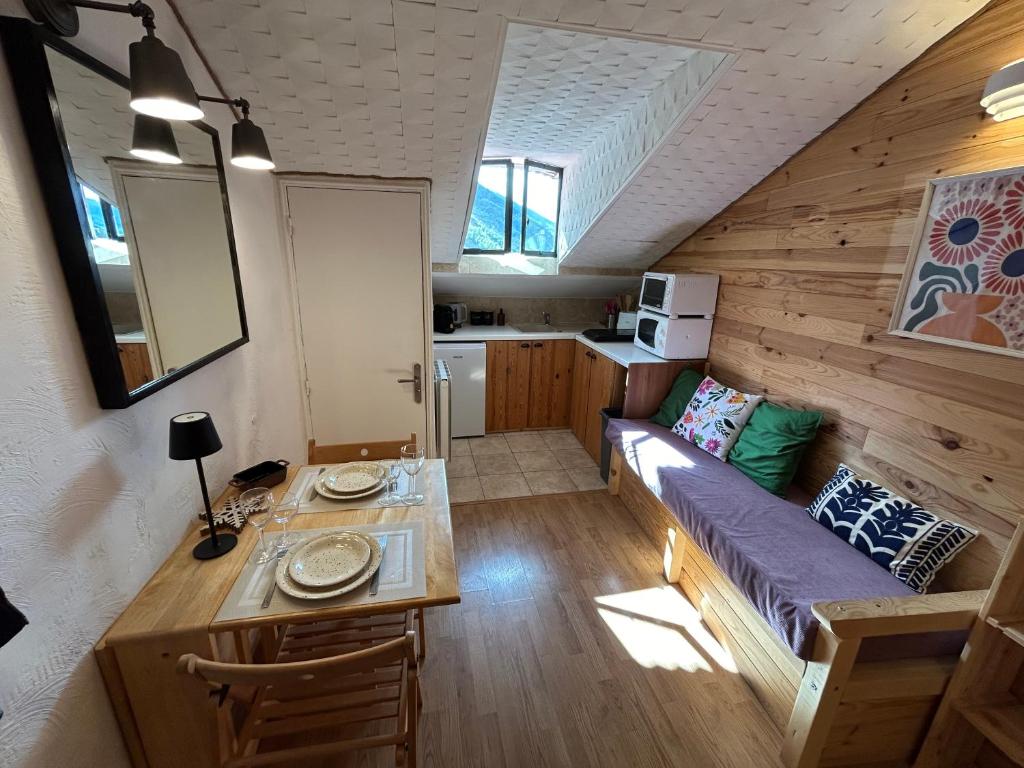 een woonkamer met een bank en een tafel bij Escapade en Montagne, 3 pers in Saint-Étienne-de-Tinée