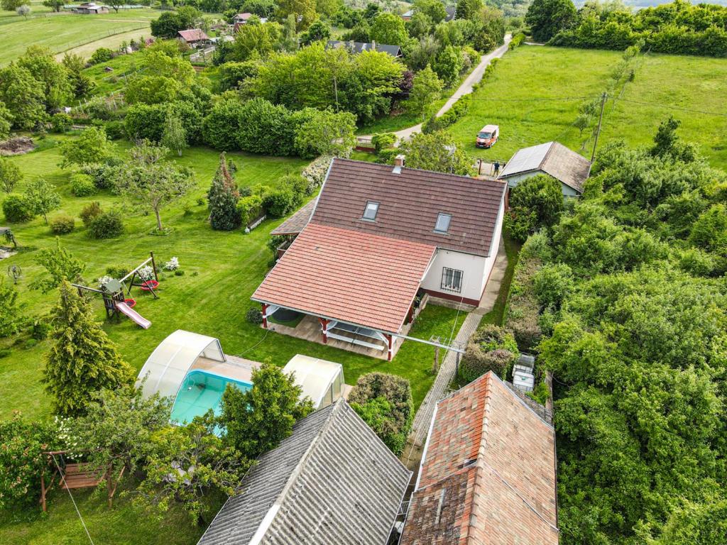 una vista aérea de una casa con techo en Kútvölgy Vendégház, en Vác