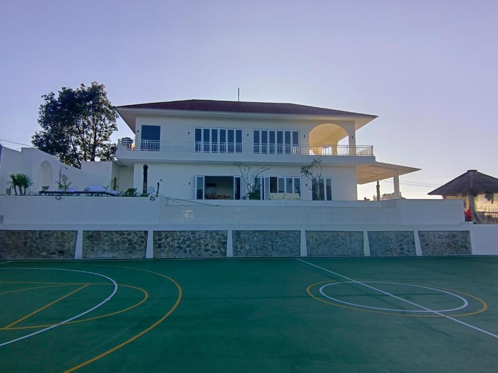 una cancha de baloncesto frente a una casa en Villa Fortuna389, en Cilama