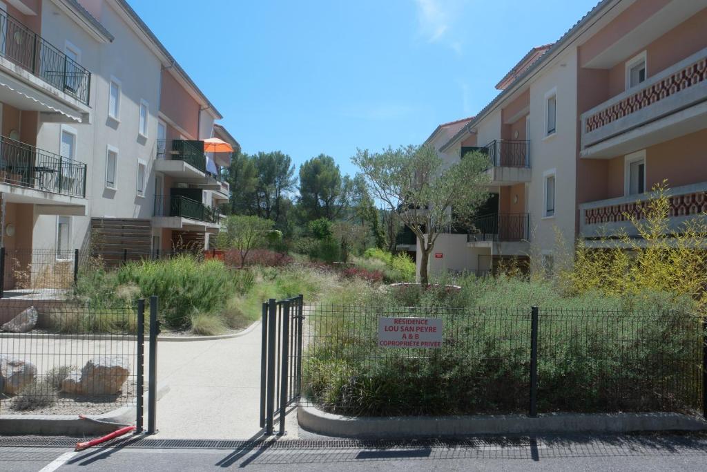 un cancello di un complesso di appartamenti con un cartello sopra di Lavandoule a Gréoux-les-Bains