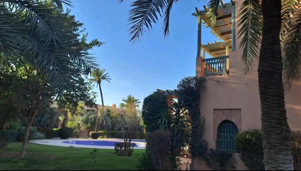 dom z palmą i basenem w obiekcie AbirKech appartement w Marakeszu