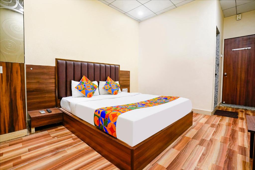 ein Schlafzimmer mit einem großen Bett in einem Zimmer in der Unterkunft FabHotel Gokuldham in Surat