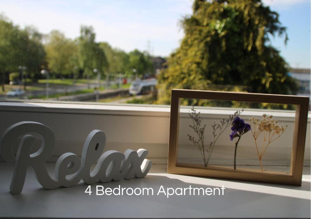 ein Fenster mit einem Bild einer Blume in einem Rahmen in der Unterkunft Cozy Apartment in Bedburg-Hau in Hau