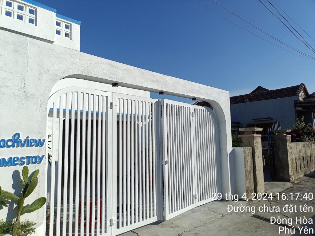 um portão branco na lateral de um edifício em Homestay Beach View 2 em Phú Hiệp