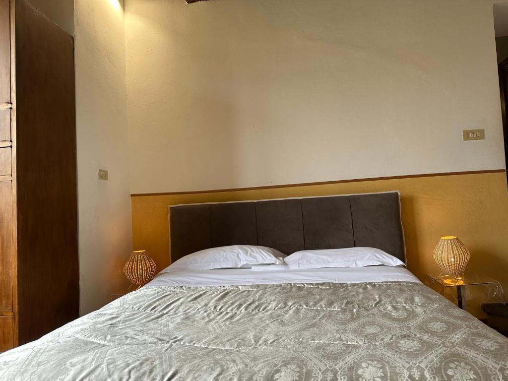 A bed or beds in a room at Ponte Vecchio Tower