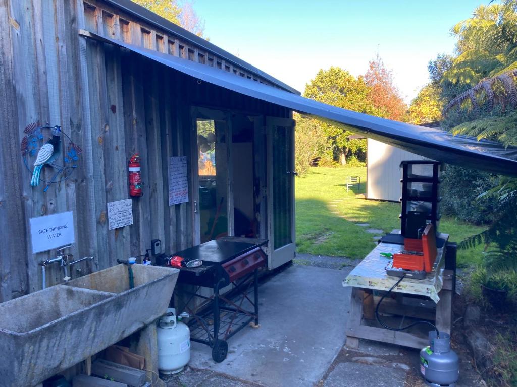 Whare&geothermal pool by lake Taupo - Resim 13