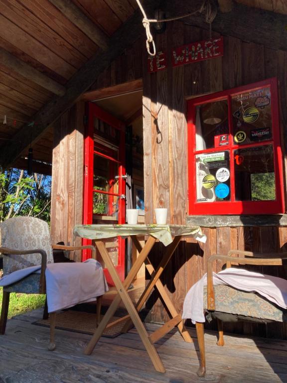 Whare&geothermal pool by lake Taupo - Resim 4