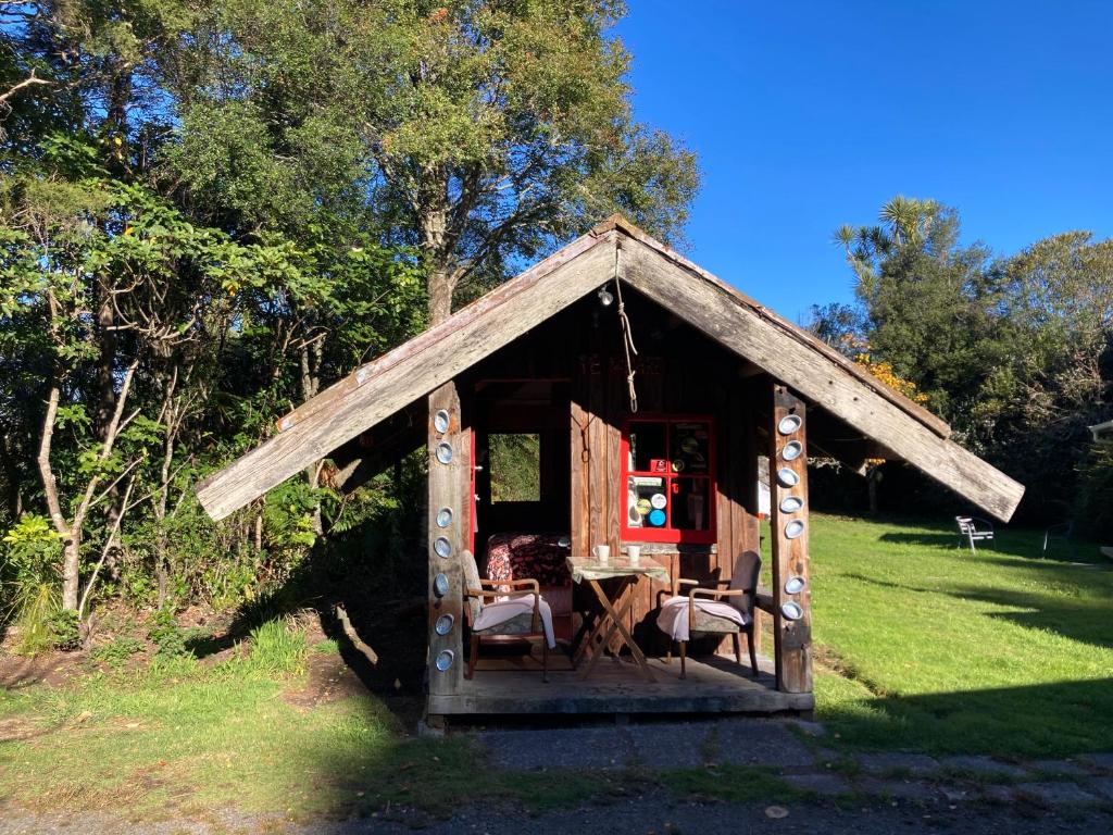 Whare&geothermal pool by lake Taupo - Resim 10