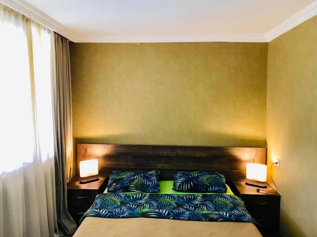 ein Schlafzimmer mit einem Bett mit zwei Kissen darauf in der Unterkunft House in Mestia Mood of silence svaneti in Lagami