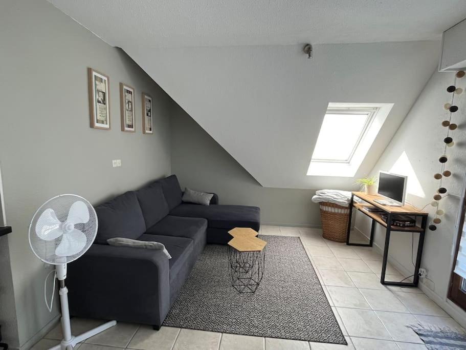 - un salon avec un canapé et un ventilateur dans l'établissement Charmant studio à Cabourg Plage, à Cabourg