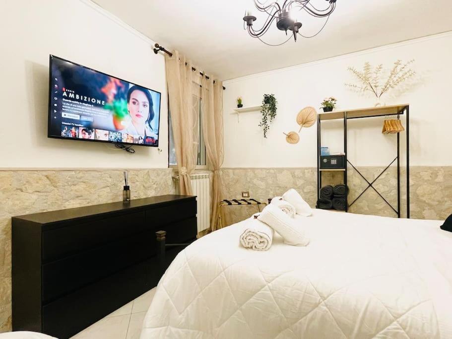 1 dormitorio con 1 cama y TV de pantalla plana en Casa Vacanza Gentileschi - Self Check-in, en Nápoles