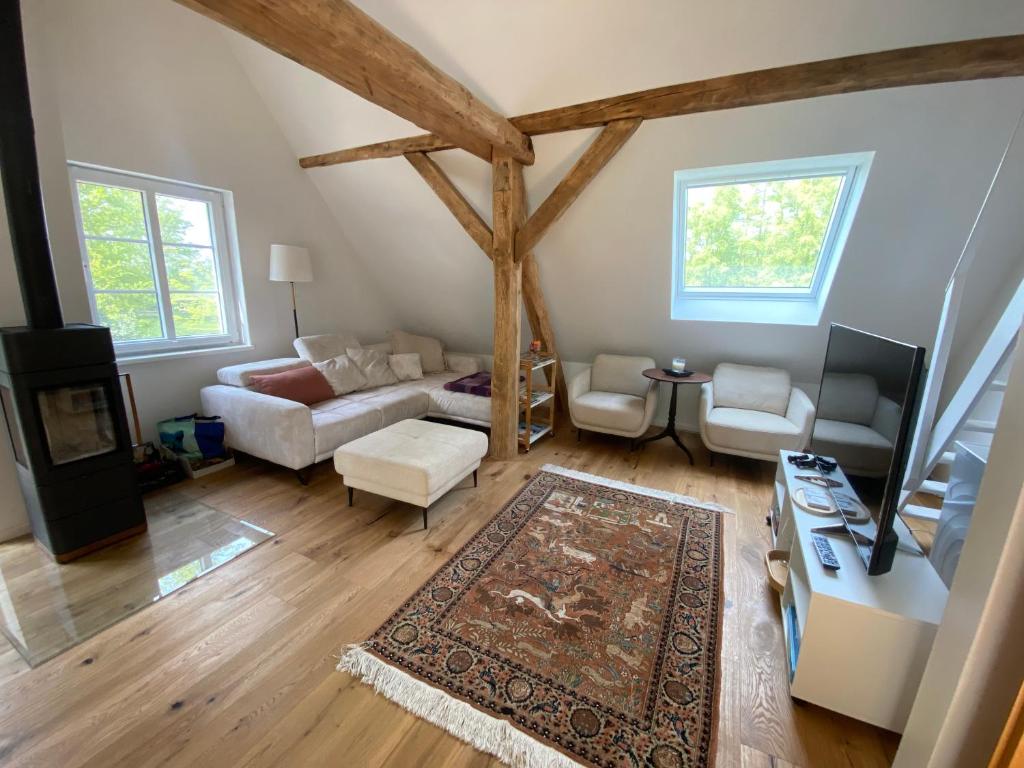 sala de estar con sofá y TV en Ferienwohnung Hohenheide, en Warendorf