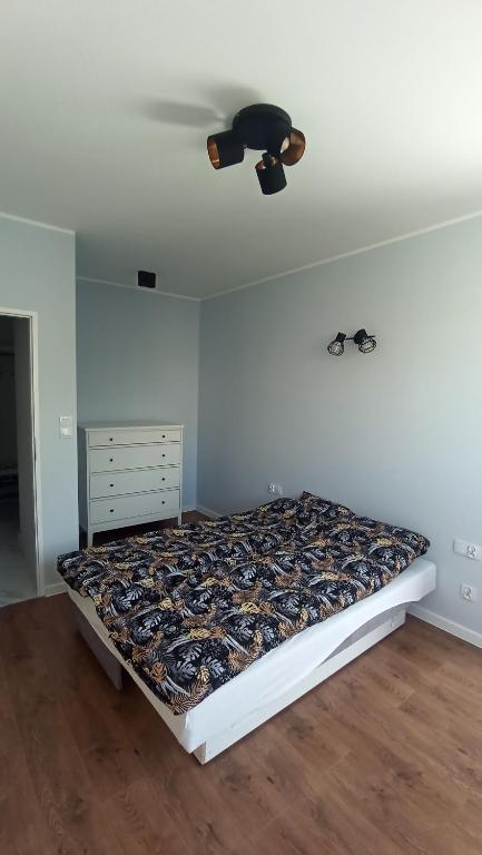 Posteľ alebo postele v izbe v ubytovaní APARTAMENT PRZYSTAŃ