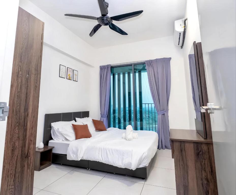 Schlafzimmer mit einem Bett und einem Deckenventilator in der Unterkunft Meritus Residensi Penang in Perai
