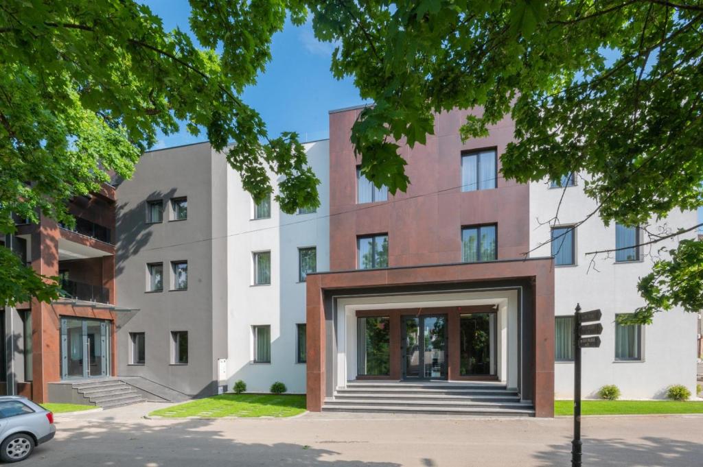 una vista exterior de un edificio con una gran puerta en Hotel Codrişor, en Bistriţa