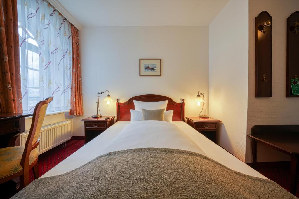 Postel nebo postele na pokoji v ubytování Hotel Seeblick Wismar