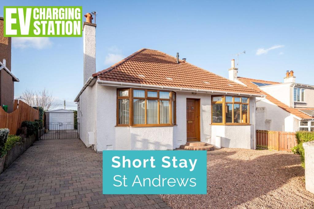 a home in a street with a sign that says short stay st kitchens at Livingstone Lodge in St. Andrews