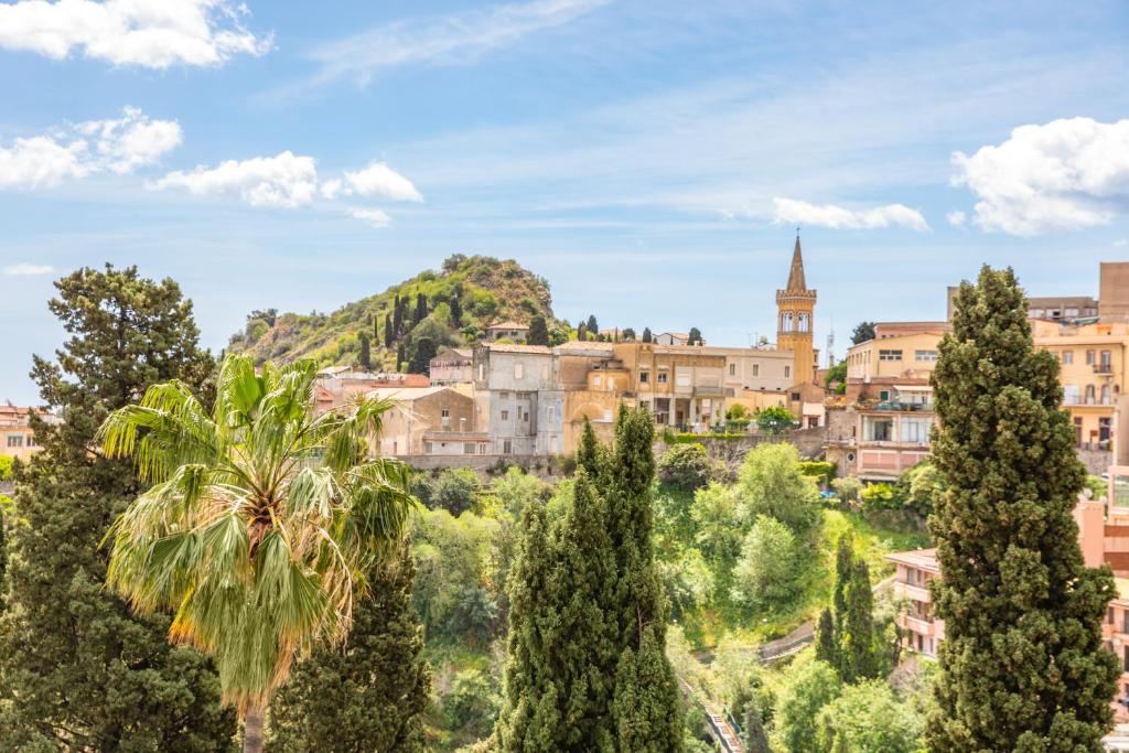 Nespecifikovaný výhled na destinaci Taormina nebo výhled na město při pohledu z apartmánu