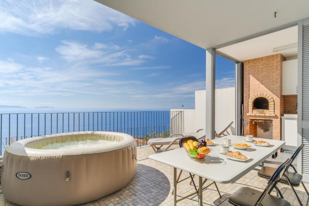 - un bain à remous sur un balcon avec une table et des chaises dans l'établissement Casa Morena by Atlantic Holiday, à Santa Cruz