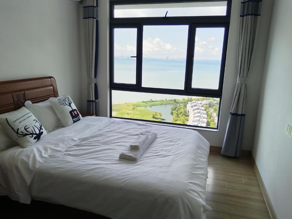 星海湾宿 في Kampong Tanjong Kupang: سرير في غرفة مع نافذة كبيرة