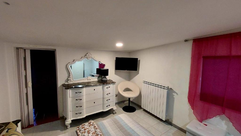 a bedroom with a white dresser and a mirror at Il Mirto E La Rosa in Arenella
