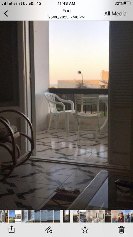 Blick auf eine Terrasse mit Stühlen und einem Tisch in der Unterkunft الميرغني مصر الجديده in El-Alamein