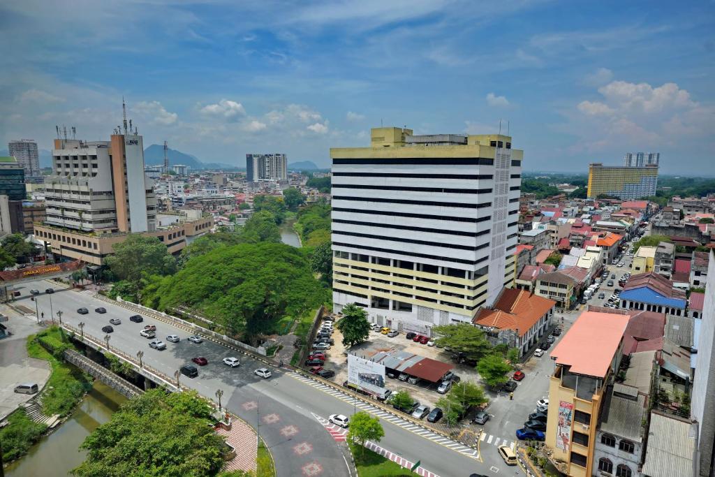 une vue aérienne sur une ville avec un bâtiment dans l'établissement Cititel Express Ipoh, à Ipoh