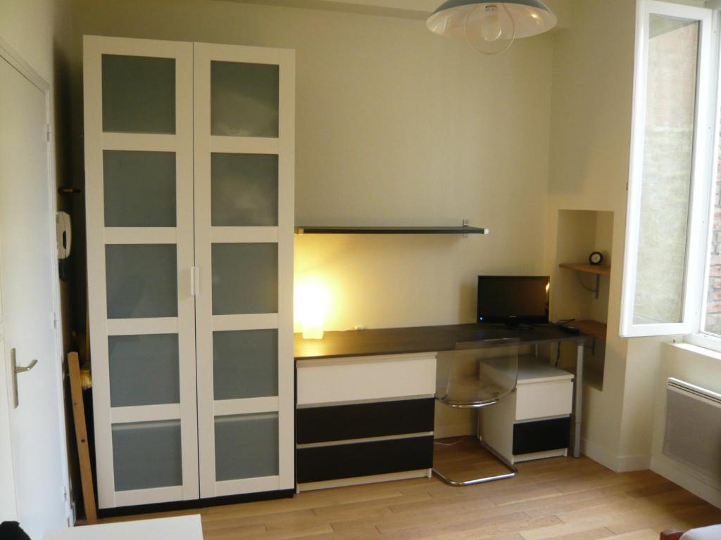 - un bureau avec un ordinateur dans l'établissement STUDIO MEUBLE DINARD RDC DROITE, à Dinard