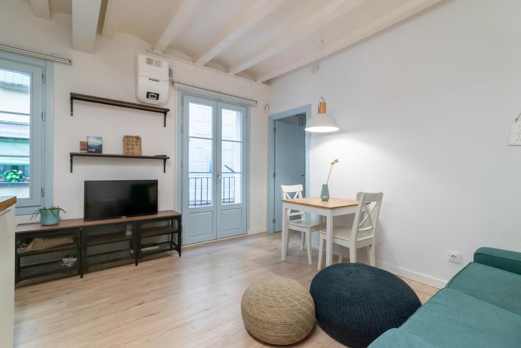 Televiisor ja/või meelelahutuskeskus majutusasutuses Amazing flat in Barceloneta with private terrace 2-2