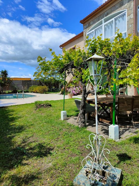 une lampe dans la cour d'une maison dans l'établissement Maison de campagne piscine et jardin privatifs près de la plage, à Aléria