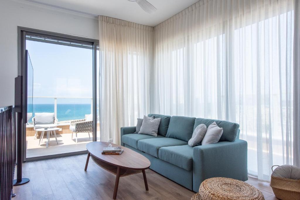 O zonă de relaxare la PORT CITY HAIFA - Luxury Seaview Penthouse w Jaccuzzi