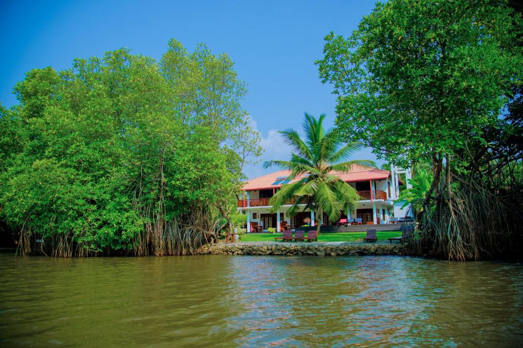 una casa a orillas de un río en Lagoon Bentota Resort en Bentota