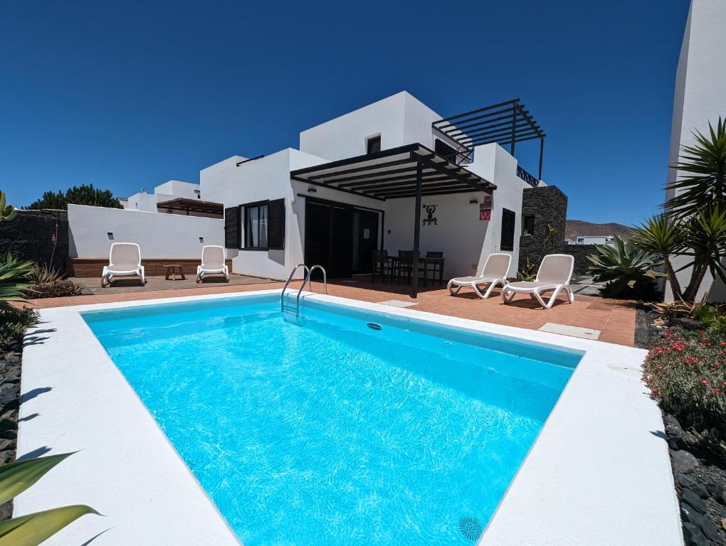 une villa avec une piscine et une maison dans l'établissement Casa Marta, private pool, free WiFi, à Playa Blanca