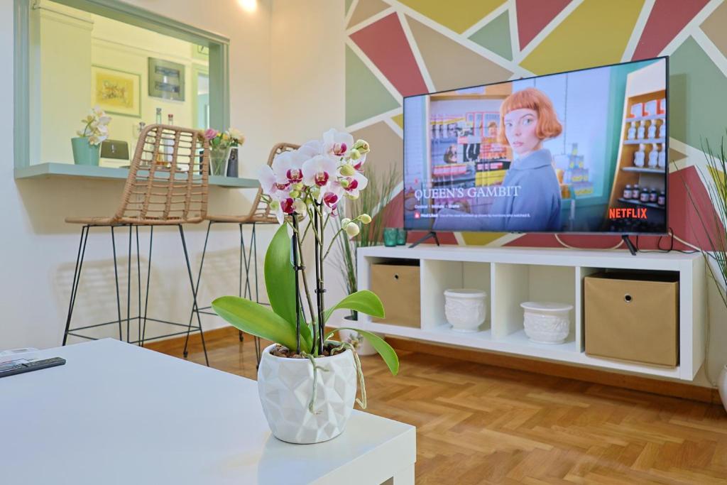 sala de estar con TV y maceta en Faliron Urban Retreat, en Atenas