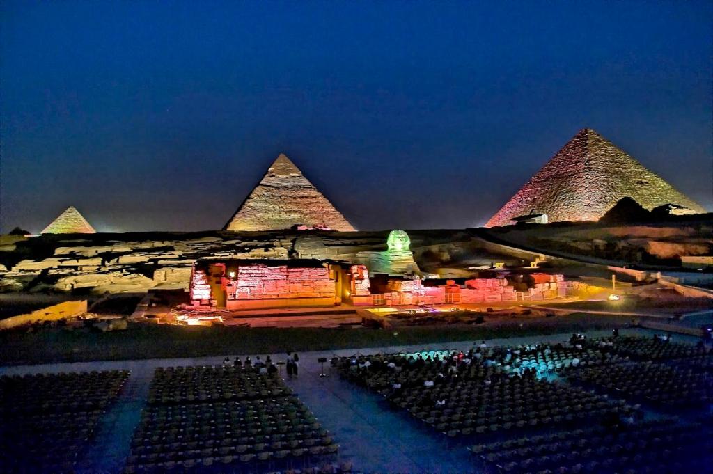 una vista de las pirámides de Giba por la noche en Alaaeldein pyramids Land inn en El Cairo