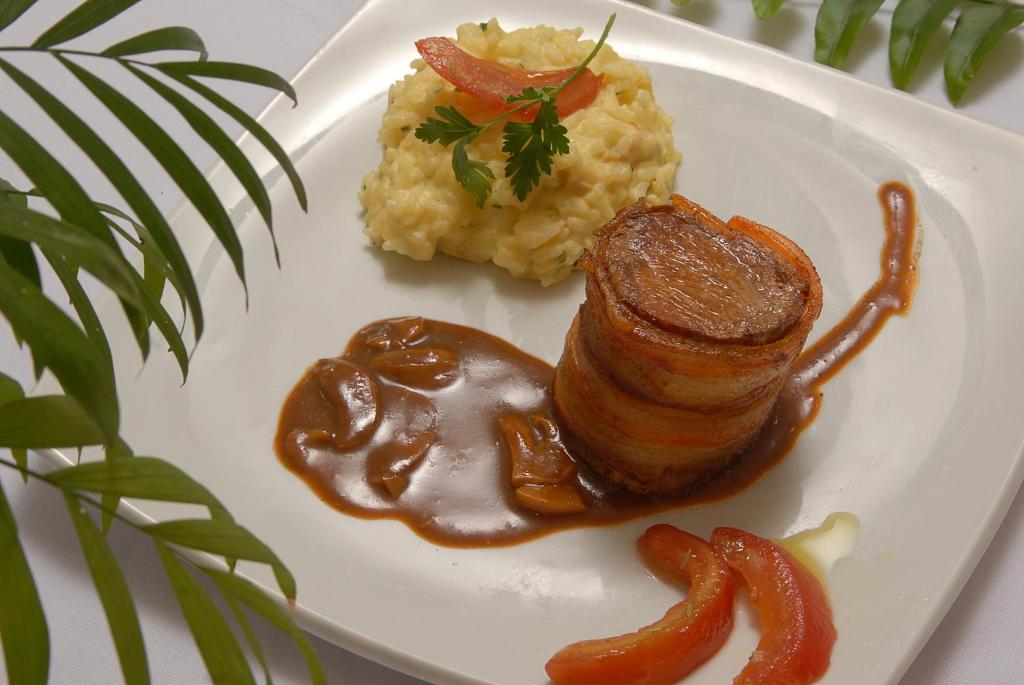 Comida no hotel ou em algum lugar perto