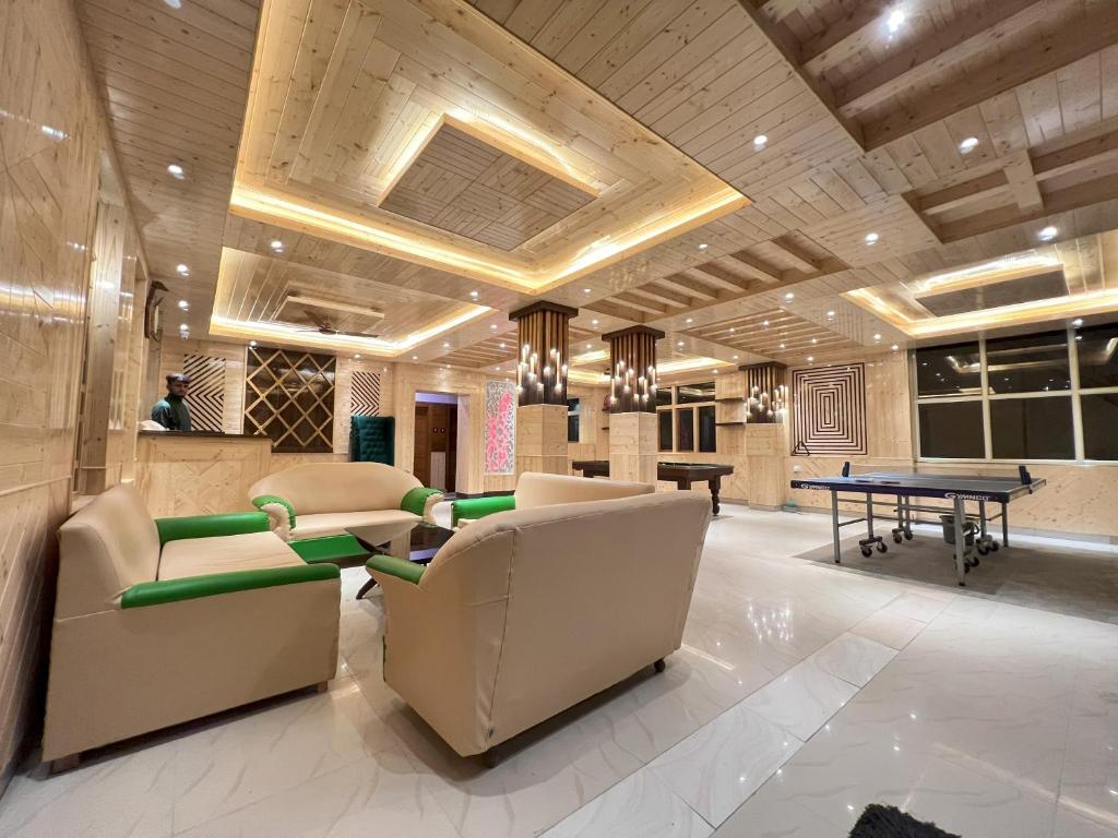 vestíbulo con sofás y mesa de ping pong en Hotel Grand Nest, en Dharamshala