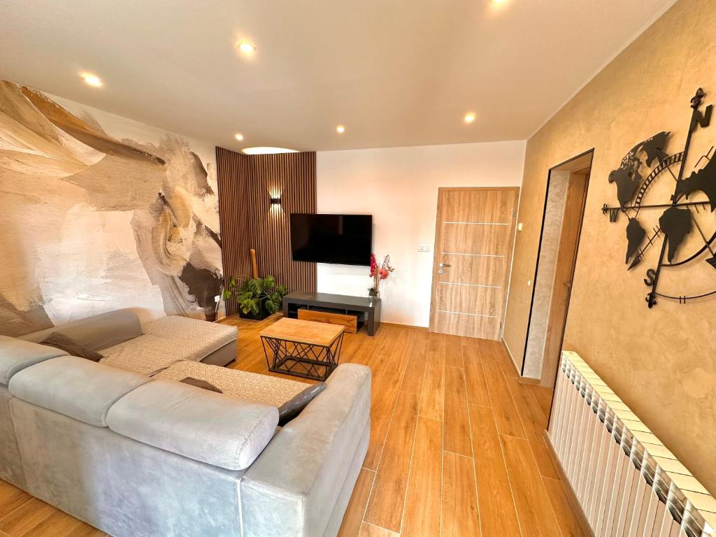 Telewizja i/lub zestaw kina domowego w obiekcie NOEL - three bedroom apartment with pool