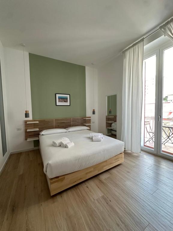 una camera con un grande letto e una grande finestra di Casa Principe Amedeo 302 a Bari