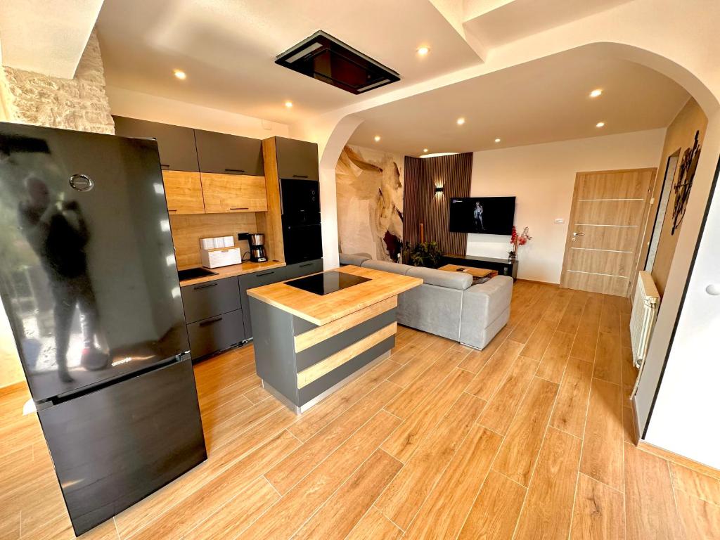 Kuchnia lub aneks kuchenny w obiekcie NOEL - three bedroom apartment with pool