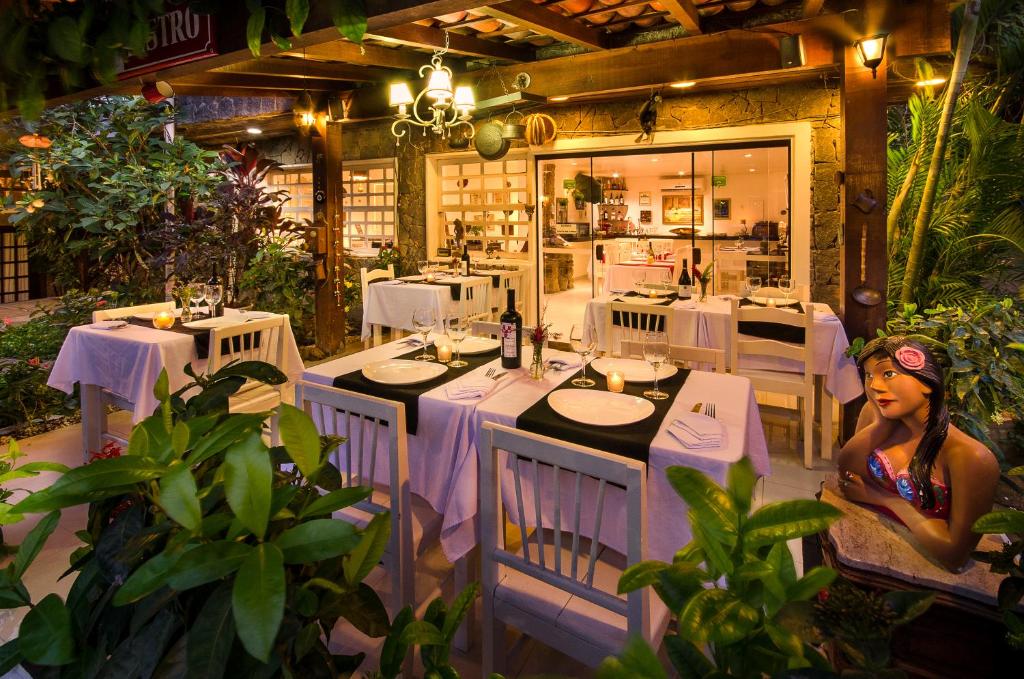 Um restaurante ou outro lugar para comer em Angra Boutique Hotel