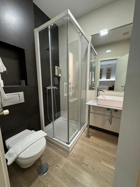 A bathroom at Hostal Abadia Madrid