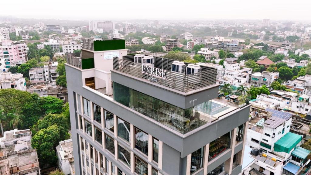 una vista aérea de un edificio en una ciudad en Enrise by Sayaji Nagpur, en Nagpur